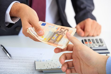 Foto: Geld Übergabe